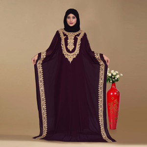 Caftán Modesto de Chifón Bordado con Detalle Intrincado en el Escote y Bordes Laterales, Silueta Fluida hasta el Suelo para Eid-Plus - Product Image 2