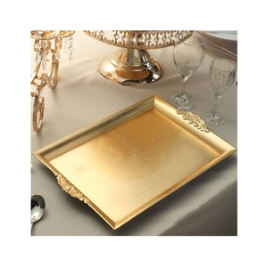 Bandeja Rectangular Dorada para Servir con Esquinas Ornamentadas, Acabado Metálico Pulido, Elegante Plato Decorativo para Uso Residencial - Product Image 3