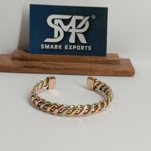 Bracelet magnétique en cuivre avec motif gravé, artisanat métallique fait main, bracelet réglable pour hommes et femmes, traditionnel - Product Image 1