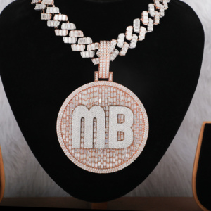 จี้ตัวอักษร MB ชุบทองคำสีกุหลาบ เงินแท้ 925 ประดับโมอิสซาไนต์ทรงบาแกตต์ ดีไซน์หรูหรา สไตล์ฮิปฮอป เหมาะสำหรับทุกเพศทุกวัย ใส่ไปงานปาร์ตี้หรือใส่ในชีวิตประจำวัน - Product Image 2
