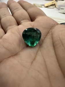 Esmeralda natural de Zambia en forma de corazón de 11.44 quilates, verde intenso, piedra preciosa suelta para la elaboración de joyas. - Product Image 2