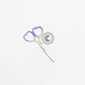 Ciseaux de beauté droits ombrés avec étiquette personnalisée Testé à la main en acier inoxydable Argent Forme de cœur Pointe pointue Poudre de cils durable - Product Image 1