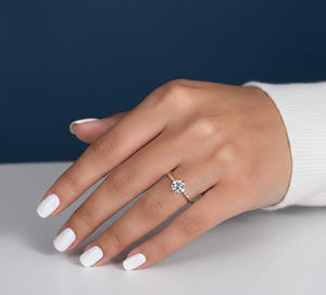 Bague de fiançailles en or jaune avec diamant rond de laboratoire de 1,08 ct, VVS2, certifié IGI, vente en gros, sur mesure - Product Image 6