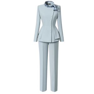 Costume pantalon femme en laine et polyester bleu clair avec col cranté et fermeture boutonnée, manches longues, infroissable, couleur unie - Product Image 5