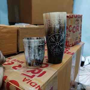 Mug authentique en corne de bœuf Viking, sculpté à la main, tasse rustique pour bière et hydromel à prix avantageux - Product Image 2