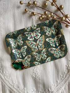 จานโลหะทรงสี่เหลี่ยมสไตล์วินเทจ ลายผีเสื้อและฮอลลี่ ดีไซน์เคลือบสี - Product Image 3