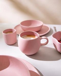 Encantadora Taza Redonda de Cerámica con Acabado Mate Rosado, Cuerpo Esculpido, Asa de Fácil Agarre, Retención de Calor, Ideal para Disfrutar en Casa - Product Image 5