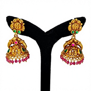 Pendientes Antiguos de Oro Sólido de 22k con Motivo de Lakshmi Hechos a Mano, Joyería de Boda con Esmeraldas Verdes y Perlas Naturales - Product Image 1