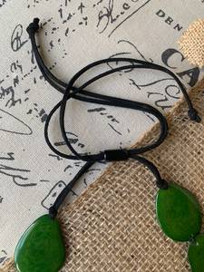 Collar de Resina Verde Ovalado con Colgante de Ángel, Joyería Hecha a Mano para Mujer, Accesorio de Moda, Cuentas de Forma Irregular, Artesanía Atemporal - Product Image 4