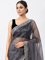Sari en soie gris élégant imprimé motif flocon avec bordure brodée argentée pour femme, tenue de mariage, longueur au sol, coupe classique