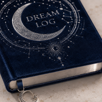 LABON Journal de bien-être en velours bleu marine profond, avec suivi du sommeil, bords dorés à l'argent, thème constellations célestes et breloque métallique