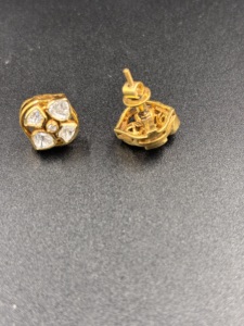 Boucles d'oreilles classiques en or, forme fleur, pierre polki, pour femmes, bijoux à porter au quotidien, pour le bureau, pour les soirées. - Product Image 4