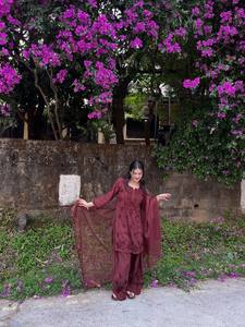Conjunto de Salwar Kameez para Mujer, Top y Falda de Rayón con Estampado Floral y Encaje, Corte Entallado, Color Borgoña, para Fiestas y Bodas - Product Image 2