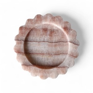 Plateau de service unique en résine, conçu pour une présentation élégante des aliments, une décoration intérieure et une utilisation quotidienne fonctionnelle à la salle à manger - Product Image 3