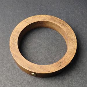 Brazalete Clásico de Madera Maciza con Remaches Pequeños de Latón Pulido - Pulsera de Madera Natural Estilo Rústico Chic - Acabado a Mano - Product Image 4