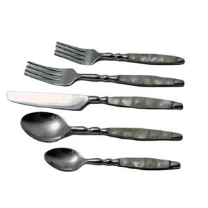 Vaisselle ménagère en acier inoxydable de bonne qualité cuillère fourchette couverts avec manche en nacre à prix compétitif - Product Image 1