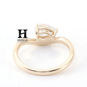 Anillo de compromiso de oro amarillo de 14K personalizado con diamante de corte pera cultivado en laboratorio, anillo de diamante con forma de pera de diseño cruzado, anillo único con diseño fluido - Product Image 4