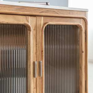 Aparador Vandana Stellar Vesta con frente de vidrio en madera de acacia y mármol - Product Image 4