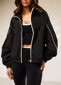 Chaqueta cortavientos negra personalizada al por mayor con logo, para mujer, con cremallera completa, cuello tipo embudo y ribetes en contraste, tela con ligeras arrugas. - Product Image 2