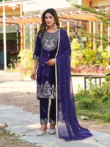 Salwar Kameez de créateur en velours épais pour soirée, orné de perles et de sequins de 3 mm, protection solaire, fentes latérales, toutes saisons - Product Image 4