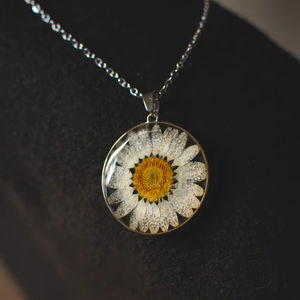 Collar con colgante de flor prensada botánica de crisantemo blanco y margarita, hecho a mano, chapado en oro, con cadena de eslabones, coleccionable artístico - Product Image 1