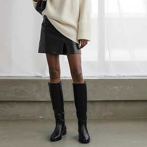 Botas de equitación elegantes con materiales de primera calidad y diseño limpio para todas las estaciones. - Product Image 3