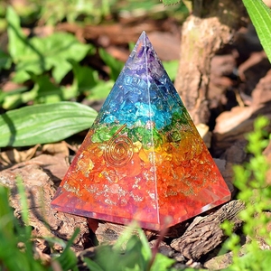 Pirámide de Orgón Arcoíris, Siete Chakras, Piedras Preciosas Talladas y Grabadas, Cristal Artesanal, Decoración para Meditación, Yoga y Feng Shui - Product Image 6