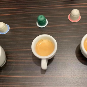 Capsules de café pour machine à café, usage spécifique, en céramique blanche, verte et rouge, avec tasse d'espresso sur table en bois - Product Image 1
