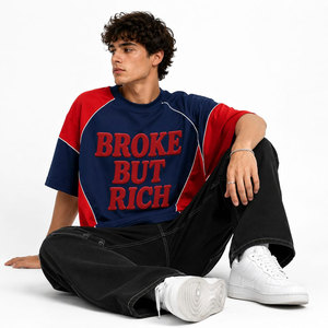 T-shirt Oversize da Uomo 'Broke But Rich' con Maniche Raglan, Collo Tondo, Stile Streetwear, Design con Lettere Stampate e Bordi a Contrasto Blu e Rosso - Product Image 6