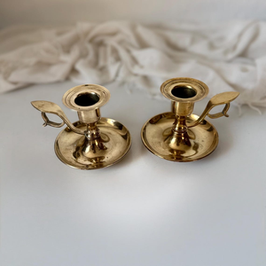 Paire de chandeliers vintage en laiton poli, style Mid-Century, avec poignée, pour bougies coniques, ensemble de chandeliers portatifs - Product Image 1