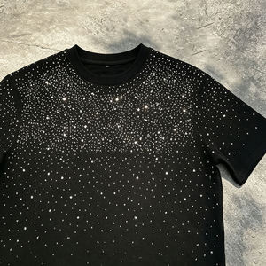 T-shirt personnalisé en polyester noir premium, orné de strass, coupe droite, style streetwear décontracté et luxueux - Product Image 2