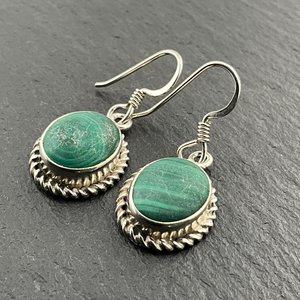 Boucles d'oreilles pendantes vintage en argent sterling et malachite, bijoux faits à la main avec pierres précieuses vertes, cadeau élégant pour femme - Product Image 3