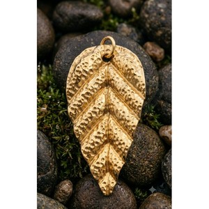 Colgante de Hoja Martillada Personalizado, Chapado en Oro de 18K, de Latón Texturizado, con Diseño de Hoja de Monstera, para Joyería DIY y Collares - Product Image 2