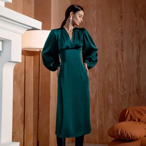 Vendita calda lanterna a manica lunga scollo a V Casual <span class=keywords><strong>abito</strong></span> <span class=keywords><strong>Midi</strong></span> rosso in raso femminile <span class=keywords><strong>abito</strong></span> Casual da donna di media lunghezza - Product Image 3