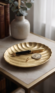 Plateau doré contemporain minimaliste, texture sculpturale, objet d'art pour la cuisine et la salle à manger - Product Image 5