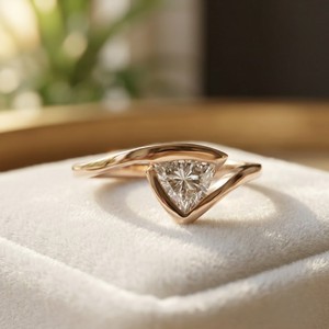 Anillo de Boda con Diamante Corte Trillón para Mujer, Moissanita, Oro Blanco de 10K, Engaste de Tensión - Product Image 4