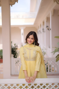 Vestido Mul Chanderi con bordado de cuentas de diseñador y parte inferior cosida en seda romana, y conjunto de dupatta Mul Chanderi. - Product Image 2