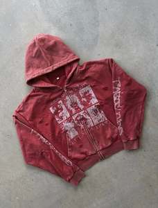 Sweat à capuche zippé court personnalisé pour homme, effet délavé vintage, détails vieillis, imprimé graphique sur la manche, streetwear premium - Product Image 2
