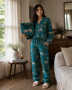 Ensemble de pyjama en coton élégant et luxueux Wild Safari |   Chemise et pantalon de détente pour femme à imprimé animal tropical avec pochette de voyage assortie - Product Image 1