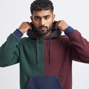 Sweat à capuche multicolore pour homme avec panneau contrastant horizontal sur la poitrine, manches bicolores, poche kangourou et poignets côtelés - Product Image 1