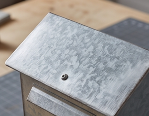 Boîte aux lettres murale en acier galvanisé de qualité supérieure avec accès frontal et finition thermolaquée pour usage extérieur - Product Image 2
