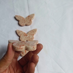 Pierre de soleil naturelle, sculpture en relief 2D en forme de cœur de papillon, vente en gros, pierre précieuse de guérison, décoration intérieure, cadeau - Product Image 3