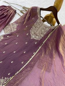 ชุดสาหรี่ผ้าไหมสำเร็จรูปพร้อมผ้าคลุมไหล่ ปักลายหรูหราสำหรับงานแต่งงาน - Product Image 4