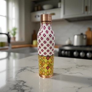 Botella de Agua de Cobre Puro Estampada, Forma Ergonómica Curva, Patrón Étnico, Frasco de Cobre Esmaltado - Product Image 1