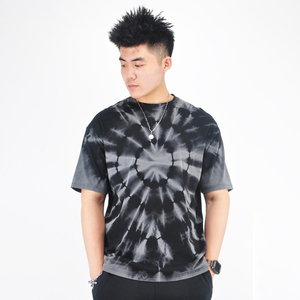เสื้อยืดคอกลมแขนสั้นลายทางผู้ชาย ทรงปกติ น้ำหนัก 230 กรัม ผ้าฝ้าย 100% สวมใส่สบาย ผ้าถัก ลายสีแดง ขาว เทา - Product Image 2