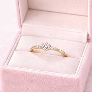 Bague minimaliste en or massif 10k 14k 18k avec 5 diamants ronds brillants de laboratoire, pureté E, couleur VVS, sertis griffes - Product Image 5