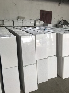Marbre blanc cristallin vietnamien de qualité supérieure avec finition polie pour comptoirs de cuisine et plans de toilette de salle de bain - Product Image 4