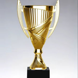 Coupe de trophée dorée élégante pour les champions. Artisanat de haut niveau disponible à des prix de gros. - Product Image 1