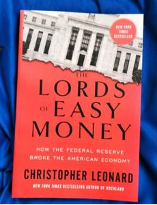 Los Señores del Dinero Fácil de Christopher Leonard, edición en papel: La historia oculta de la Reserva Federal y la política del dinero fácil - Product Image 3