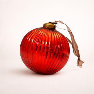 Adorno Navideño de Cristal Mercurizado Rojo Acanalado de 4 Pulgadas con Acabado Vintage |   Adorno de Lujo para Árbol de Navidad, Decoración Festiva - Product Image 5